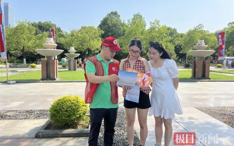 湖南双胞胎姐妹的江城之约：在渡江节感受武汉的“热辣滚烫”