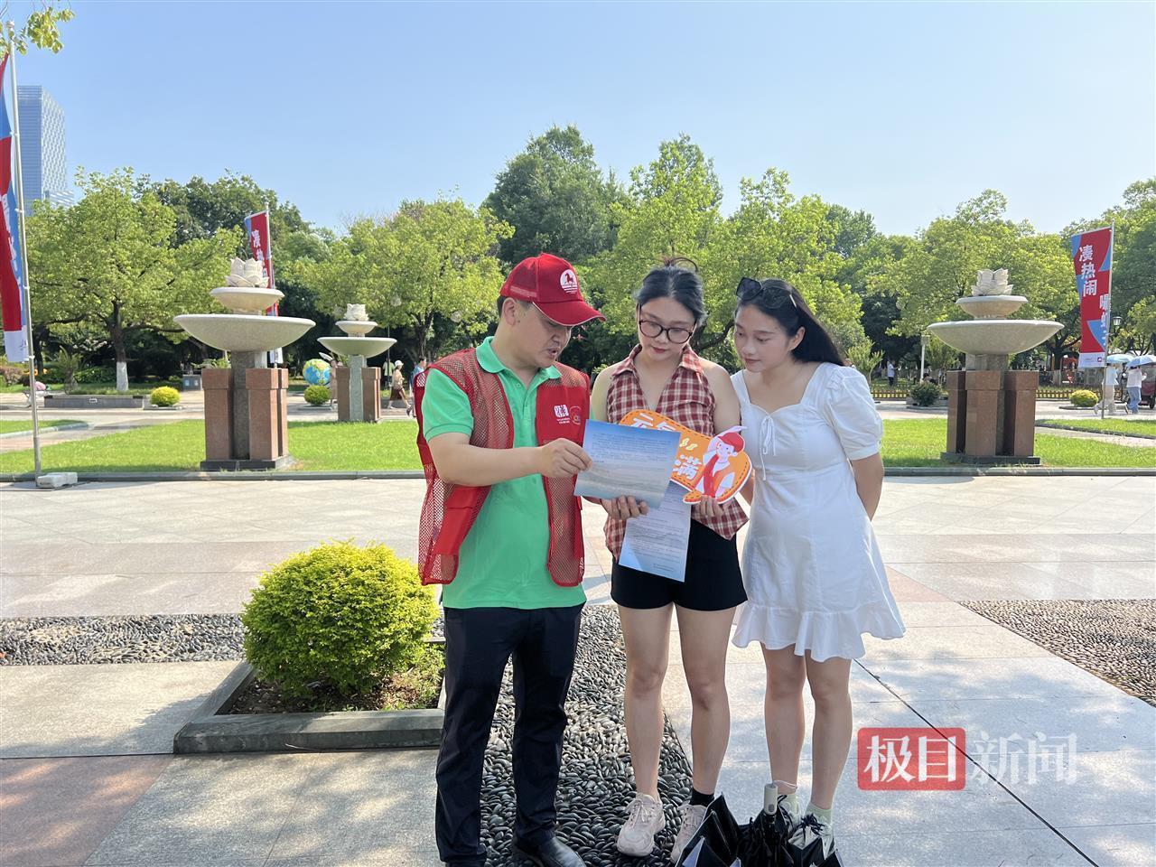 湖南双胞胎姐妹的江城之约：在渡江节感受武汉的“热辣滚烫”