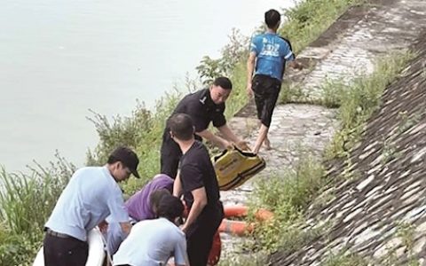 外卖小哥跳桥救人后默默离开 他穿着湿漉漉的衣服继续送餐