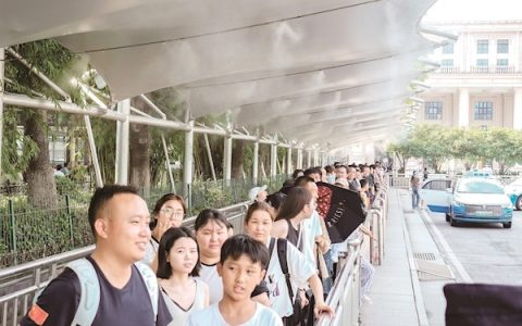 上客长廊喷水雾 丝丝凉意扑面来