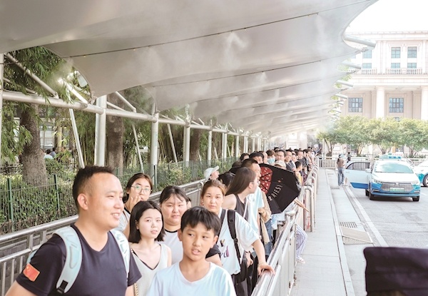 上客长廊喷水雾 丝丝凉意扑面来