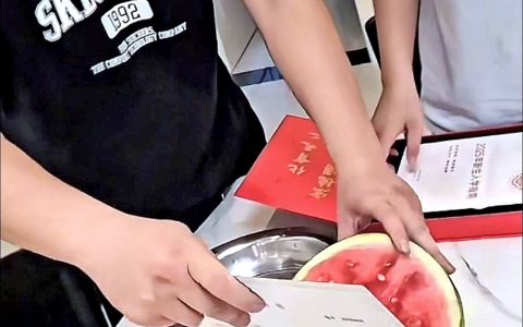 这所大学碳纤维录取通知书能切瓜 校招生办：本科生专属，明年不再沿用