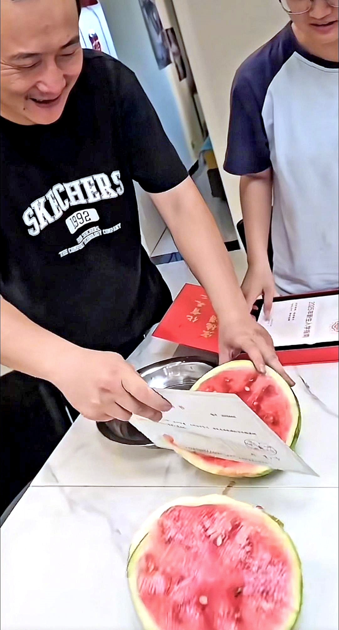 这所大学碳纤维录取通知书能切瓜 校招生办：本科生专属，明年不再沿用