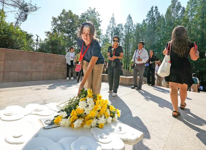 美国青年学生在红安向飞虎队老兵献花 “已迫不及待把这里的故事带回去”