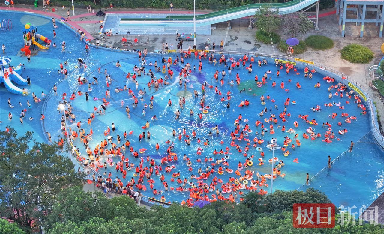 武汉夏日好去处，江滩水上乐园人气爆棚