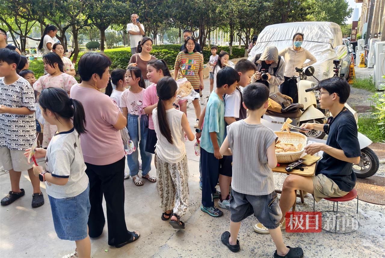 95后土木工程研究生卖烧饼涨粉两个月40万，造型百变受小朋友热捧，有家长带孩子坐车40分钟来抢购