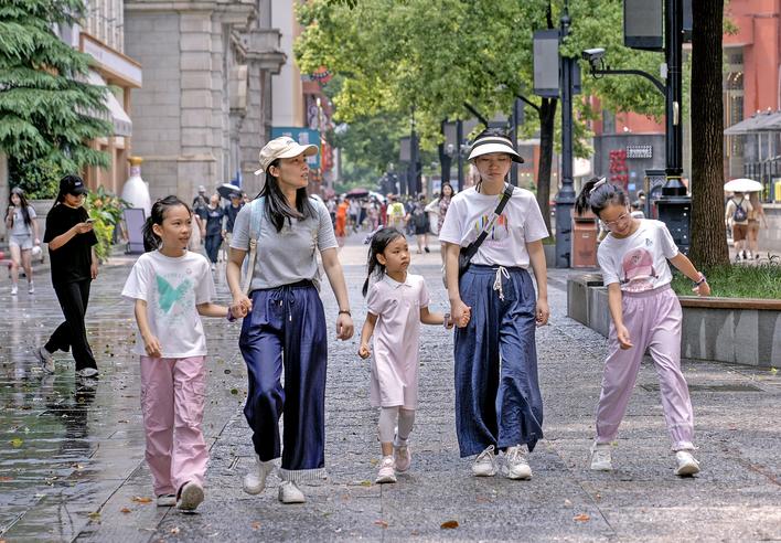 东边日出西边雨  一场“太阳雨” 暑气消几许