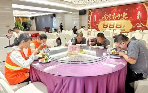 武汉一酒店为烈日下的城市守护者提供爱心午餐 “他们保障城市运转，我们管饭”