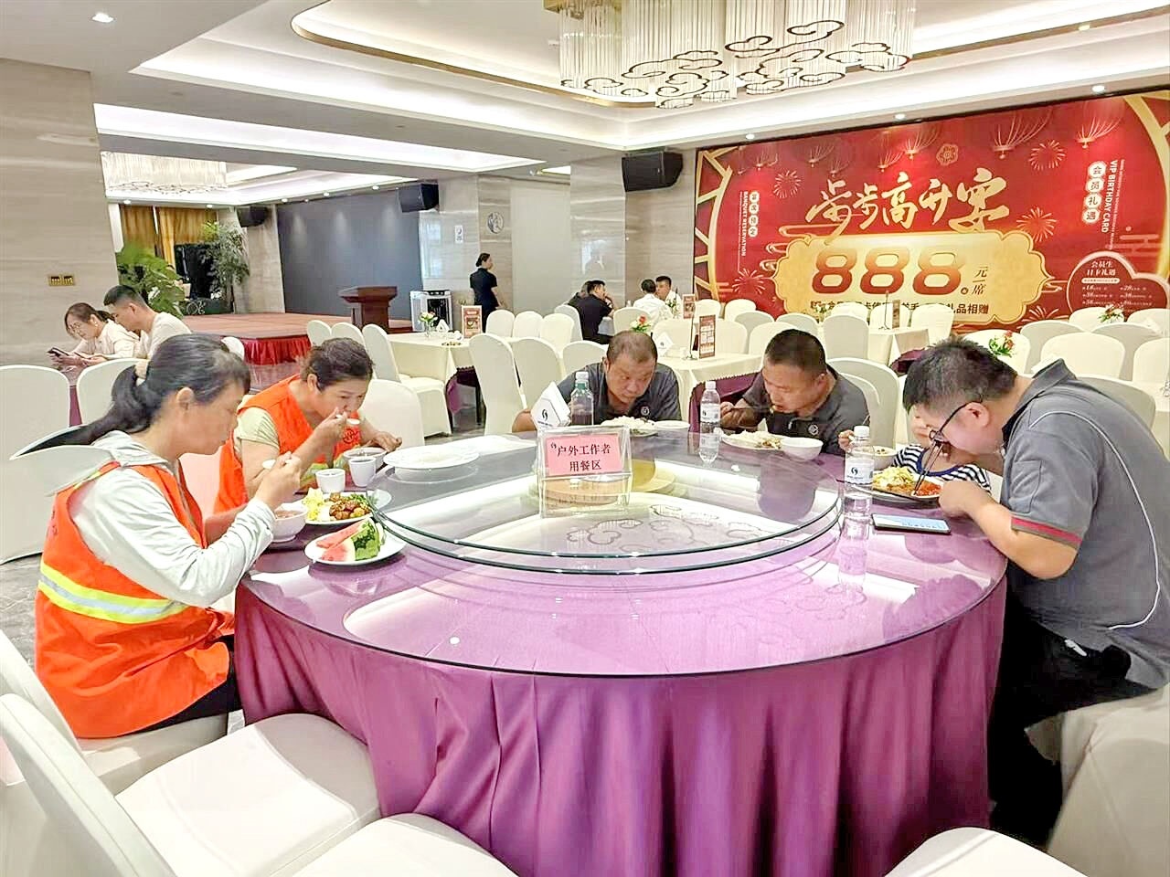 武汉一酒店为烈日下的城市守护者提供爱心午餐 “他们保障城市运转，我们管饭”