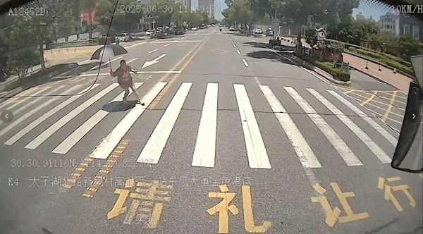 武汉公交“车让人”成为街头一道靓丽风景 司机停车礼让 行人鞠躬致谢