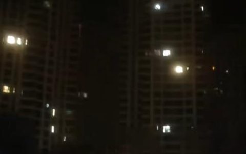 南充一小区电梯载人从高层降至负二层，物业称并非急坠，市监局已前往现场调查