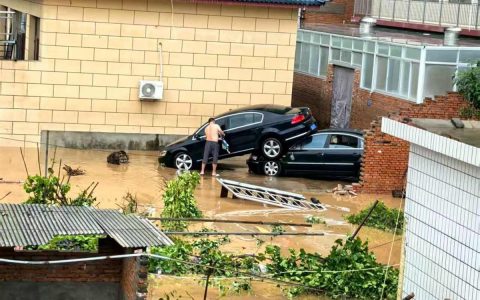 18人承德避暑遭遇山洪：凌晨3点被民宿老板叫醒往山上逃生，开来的4辆车全被冲走