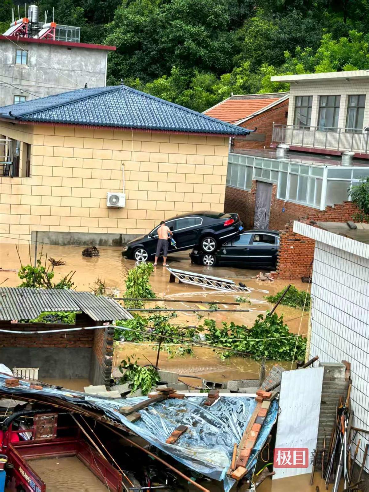 18人承德避暑遭遇山洪：凌晨3点被民宿老板叫醒往山上逃生，开来的4辆车全被冲走