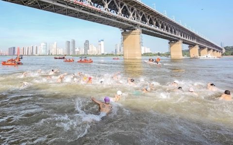 千人竞渡长江  激情涌动江城 第50届7·16渡江节圆满举行  “00后”包揽抢渡赛男女冠军