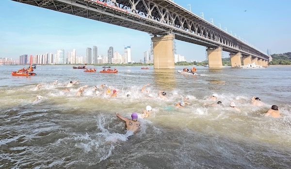 千人竞渡长江  激情涌动江城 第50届7·16渡江节圆满举行  “00后”包揽抢渡赛男女冠军