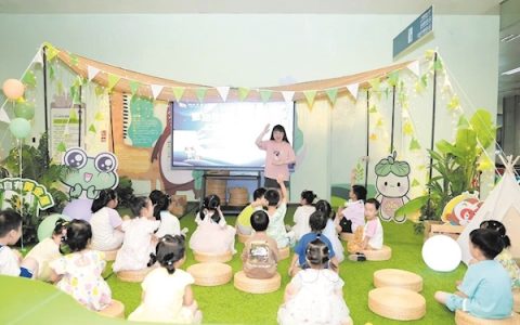 图书馆变身星空童话露营地 50组亲子家庭共赴夏夜书海奇旅