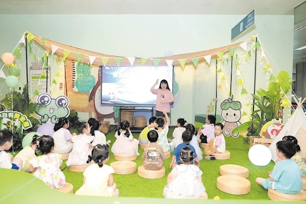 图书馆变身星空童话露营地 50组亲子家庭共赴夏夜书海奇旅