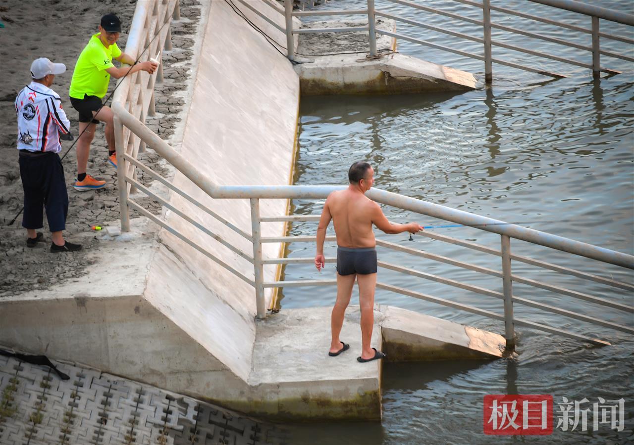 夏季到江边来看水，收获清凉与欢乐