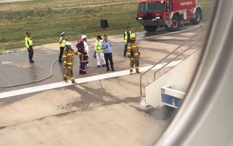 呼和浩特飞乌海客机滑行时发出巨响，乘客紧急疏散，天航：突发机械故障，4小时后换机执飞