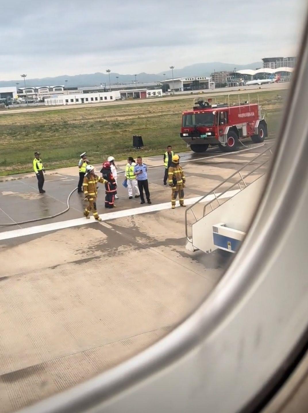 呼和浩特飞乌海客机滑行时发出巨响，乘客紧急疏散，天航：突发机械故障，4小时后换机执飞