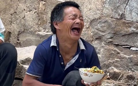 山西53岁男子仅10岁智力，双亲早逝，被同村26户村民轮流照顾了20多年