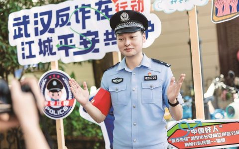 武汉刑警潘黎近日获评“中国好人” 当年徒步追车抓嫌犯  如今成反诈网红主播