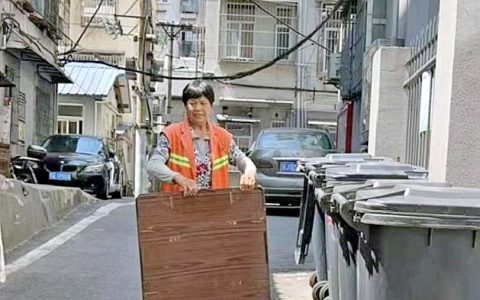 居民丢的垃圾里藏着2万元现金 环卫工人三次上门送还