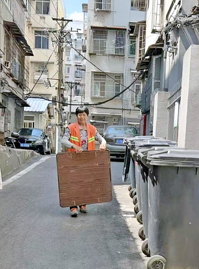 居民丢的垃圾里藏着2万元现金 环卫工人三次上门送还