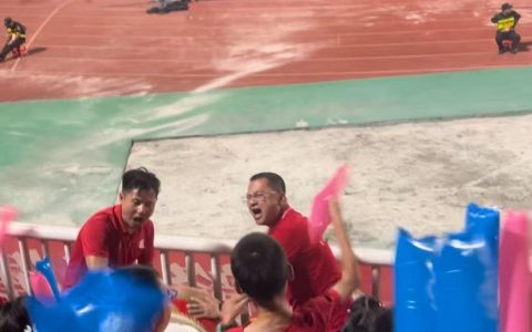 “赣超”火热开赛，中学老师奋力敲鼓为上场的学生加油