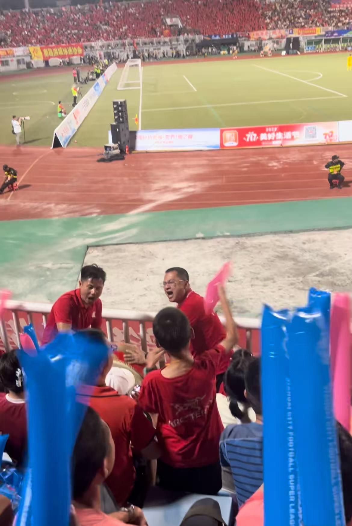 “赣超”火热开赛，中学老师奋力敲鼓为上场的学生加油