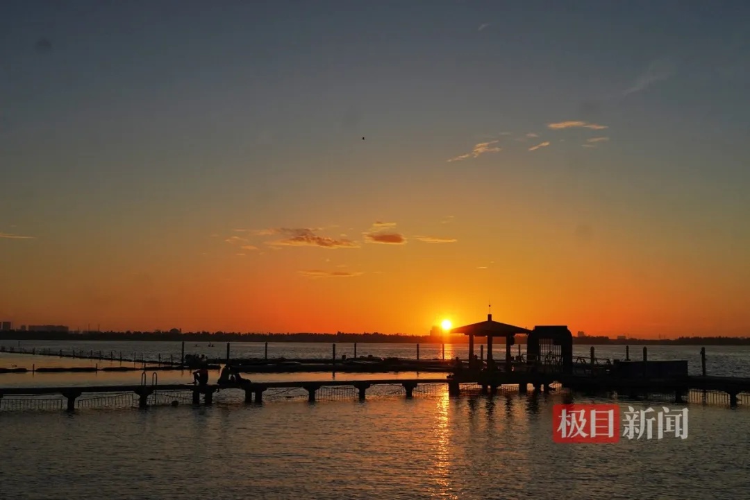 凌晨5点半，武汉上空出现绝美一幕！