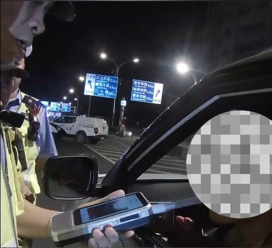 太囧了！酒司机遇到检查时花样百出，武汉交警最新曝光