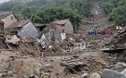 莱芜山洪搜救现场有直升机盘旋，亲历者：挨家挨户喊人逃生，仍有村民被冲走