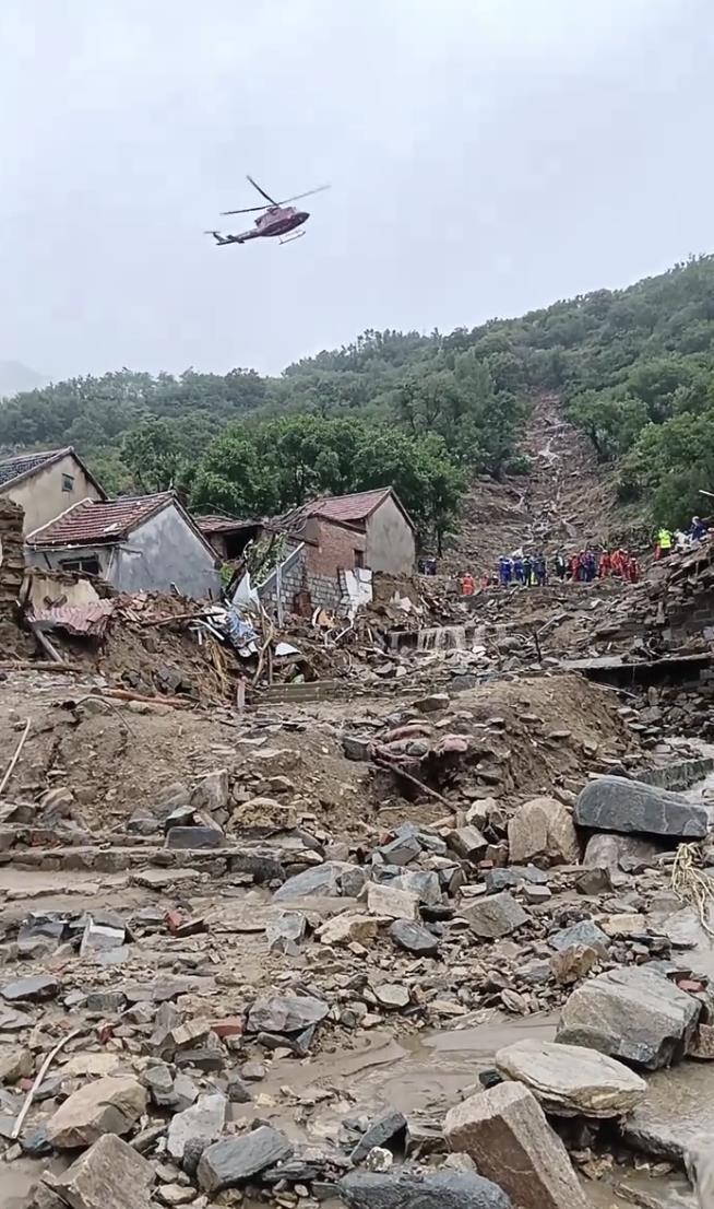莱芜山洪搜救现场有直升机盘旋，亲历者：挨家挨户喊人逃生，仍有村民被冲走
