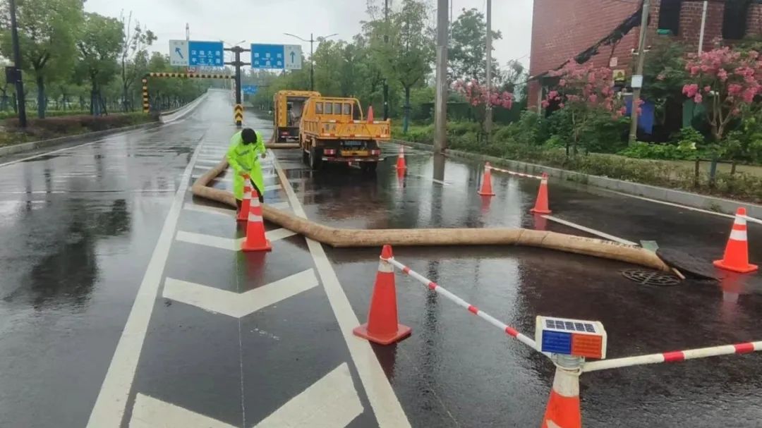 闻汛而动 24小时值守奋战排涝一线