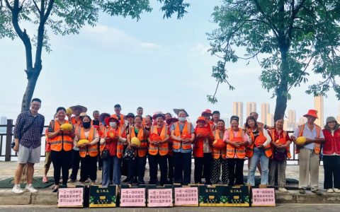 夏日送清凉 新疆原产地哈密瓜直达环卫工人