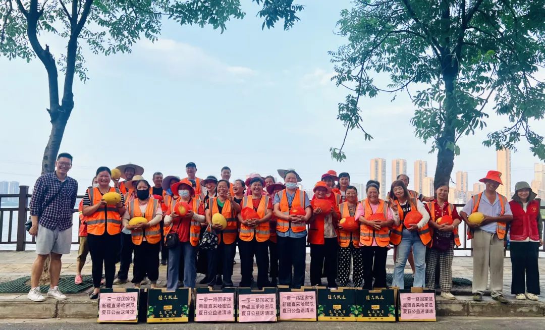 夏日送清凉 新疆原产地哈密瓜直达环卫工人