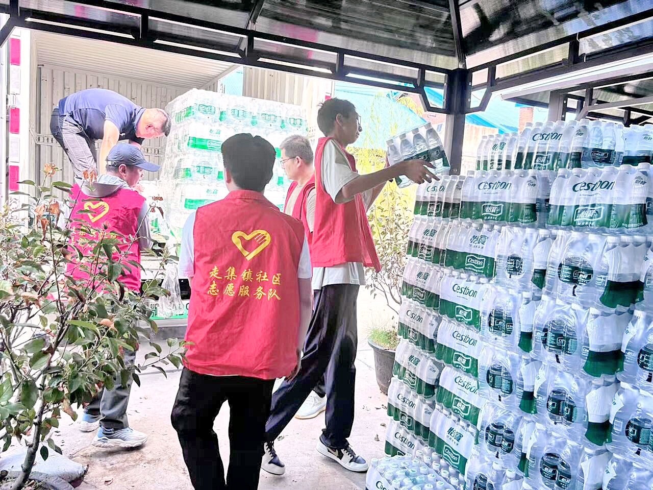 餐饮店老板连续四年在暑期设置爱心冰柜 市民排队为户外劳动者“续杯”