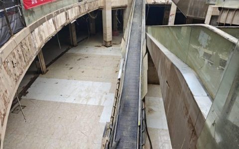 贵州榕江最大商场被淹后静待重新营业，商户：会去看村超，向帮忙清淤的子弟兵敬个礼