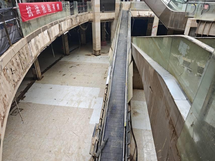 贵州榕江最大商场被淹后静待重新营业，商户：会去看村超，向帮忙清淤的子弟兵敬个礼