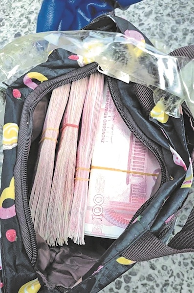 业主将装有10多万现金的手提袋当垃圾扔了 物业翻了十余个小时垃圾帮其找回