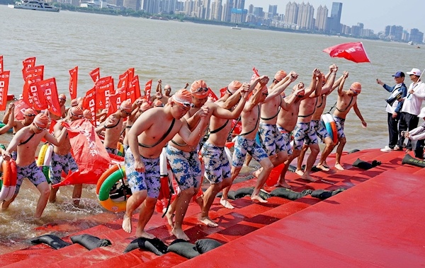 千人竞渡长江  激情涌动江城 第50届7·16渡江节圆满举行  “00后”包揽抢渡赛男女冠军