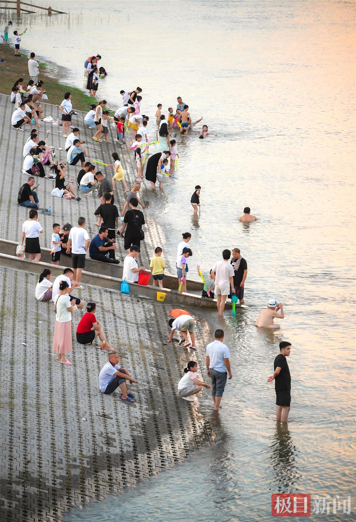 夏季到江边来看水，收获清凉与欢乐