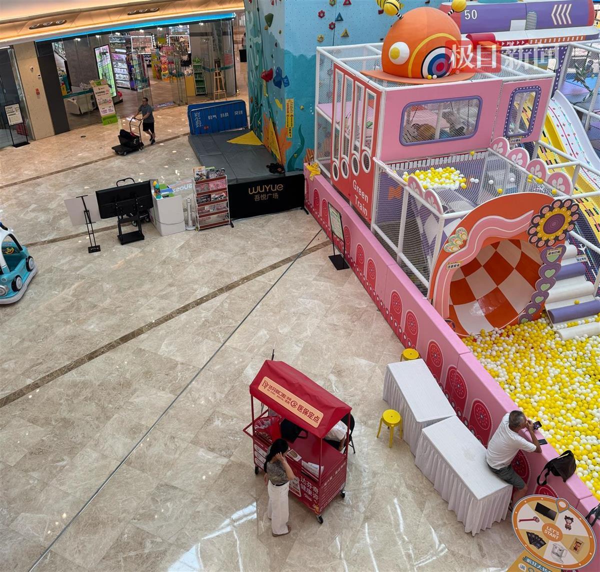 女子商场试驾展车误启动险撞到人，展车已被撤走，商场回应：场内禁止试车