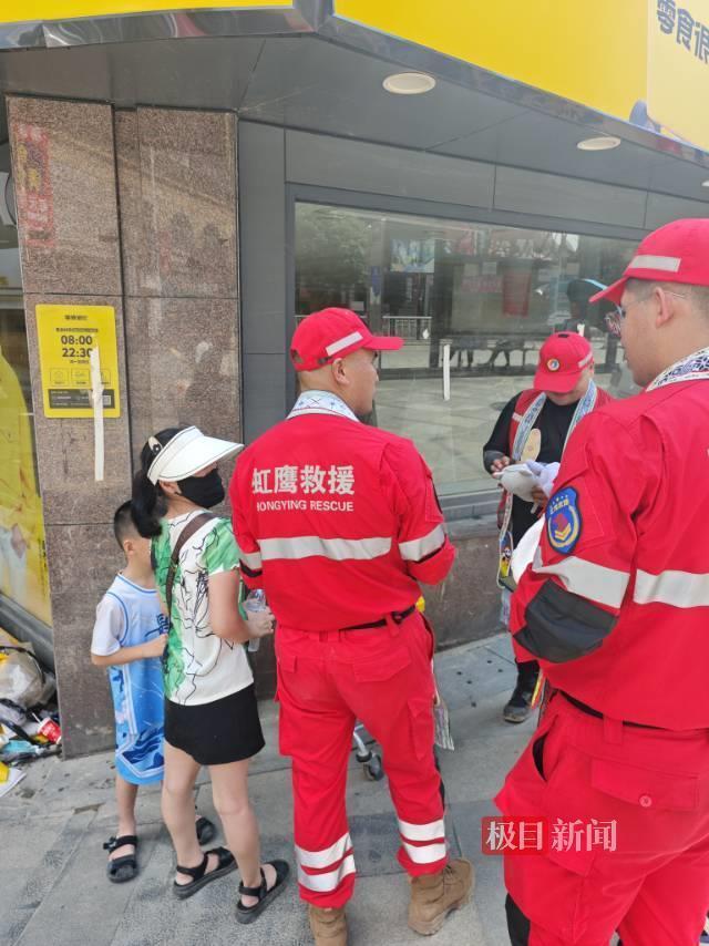 榕江残疾女子店面被淹倒闭，摆摊出售仅存的玩偶，来看“村超”的救援队员全部买下