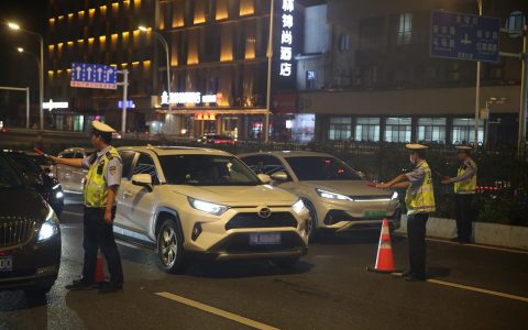 太囧了！酒司机遇到检查时花样百出，武汉交警最新曝光