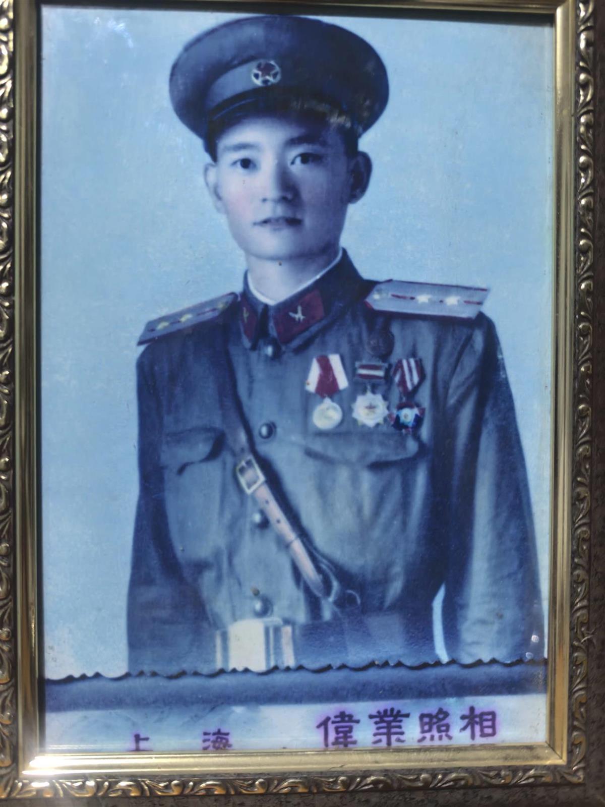 百岁老兵记不清年龄却记得部队番号感动千万网友，四位爱心人士送上空调和新衣