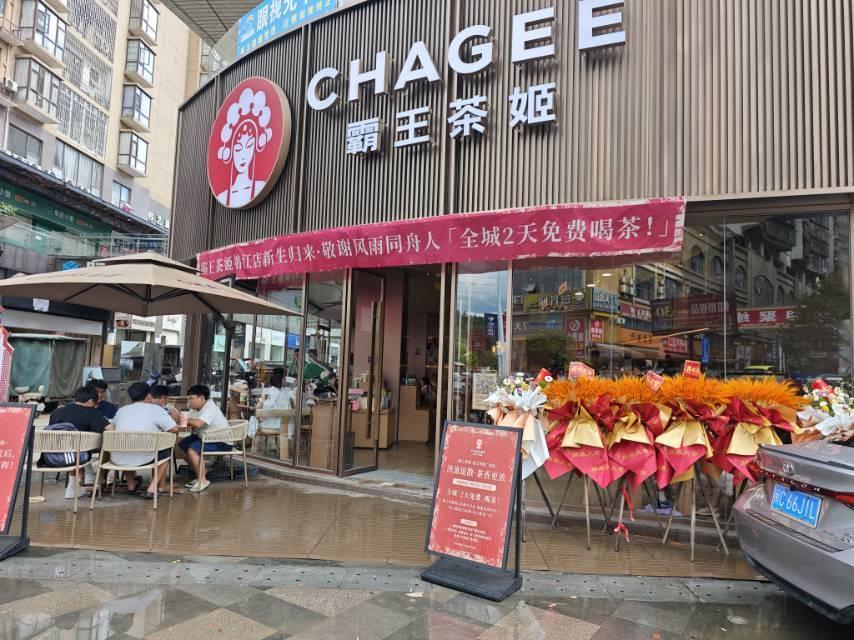 贵州榕江最大商场被淹后静待重新营业，商户：会去看村超，向帮忙清淤的子弟兵敬个礼