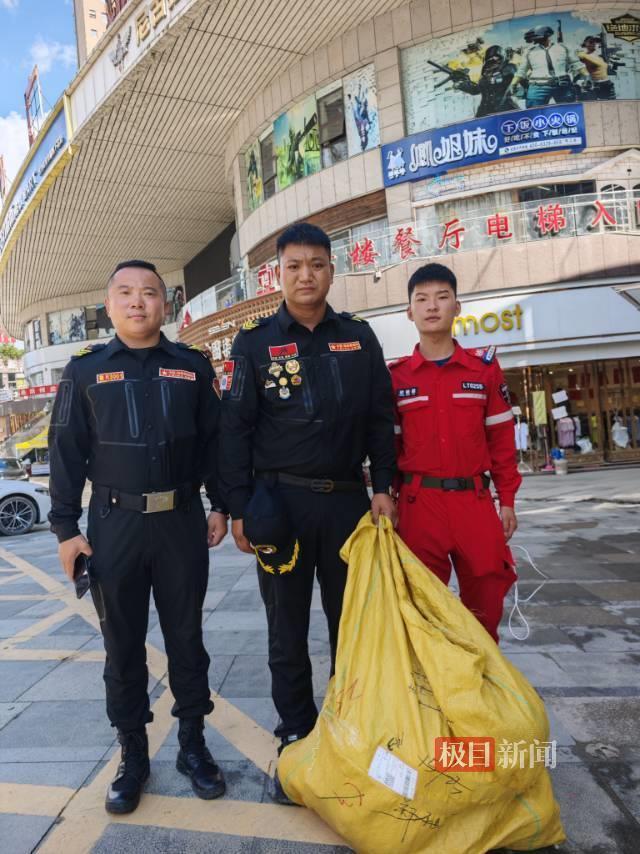 榕江残疾女子店面被淹倒闭，摆摊出售仅存的玩偶，来看“村超”的救援队员全部买下