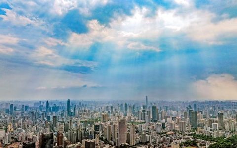 东边日出西边雨  一场“太阳雨” 暑气消几许